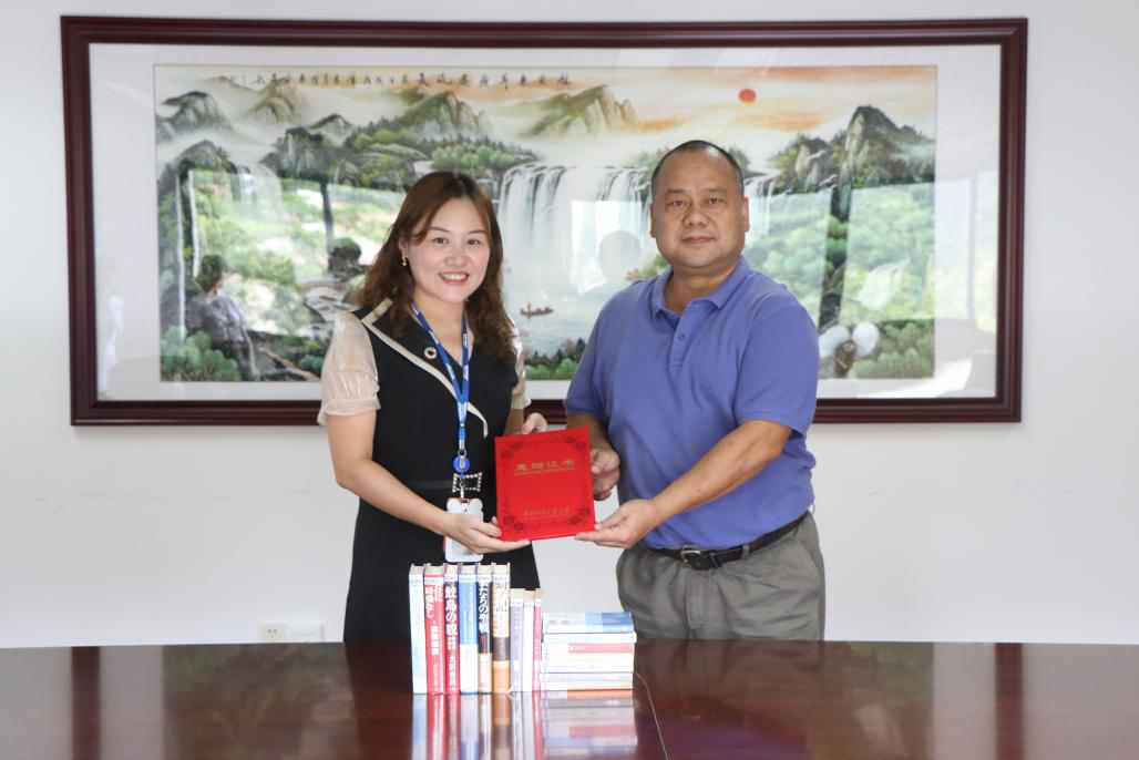 广州伊藤忠商事有限公司向图书馆捐赠日文书278本