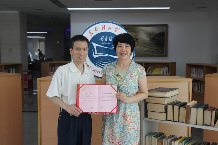 77级校友潘卡文向图书馆捐赠56本外文原版书