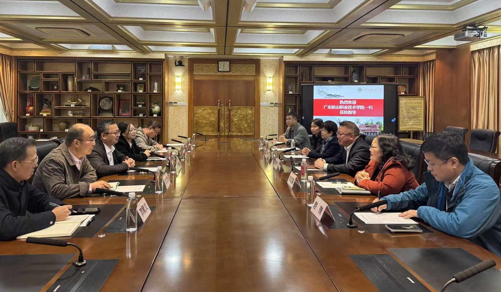 广东松山职业技术学院调研我校校史馆档案馆工作